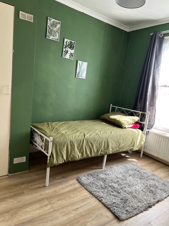 Single Room Available in Seven Kings  Main Photo