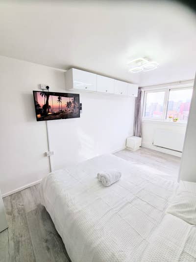 Modern Double Bedroom in a Clean 2 bed  Flat Main Photo