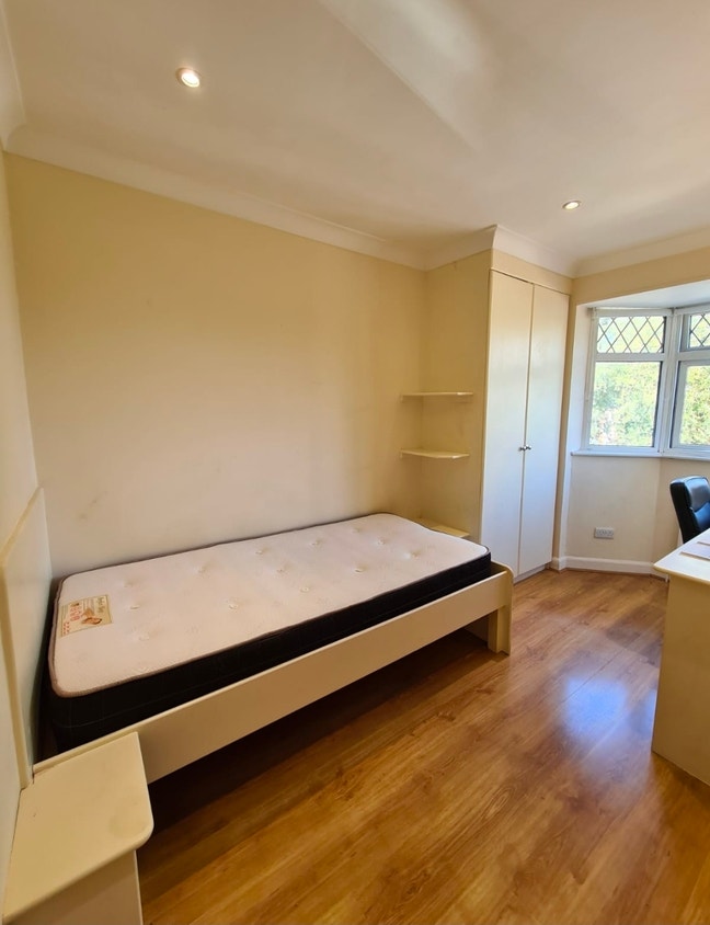 Rooms available | Bills Incl. near Town & Hosp Main Photo