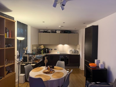 Spacious Double En-suite room available now  Main Photo