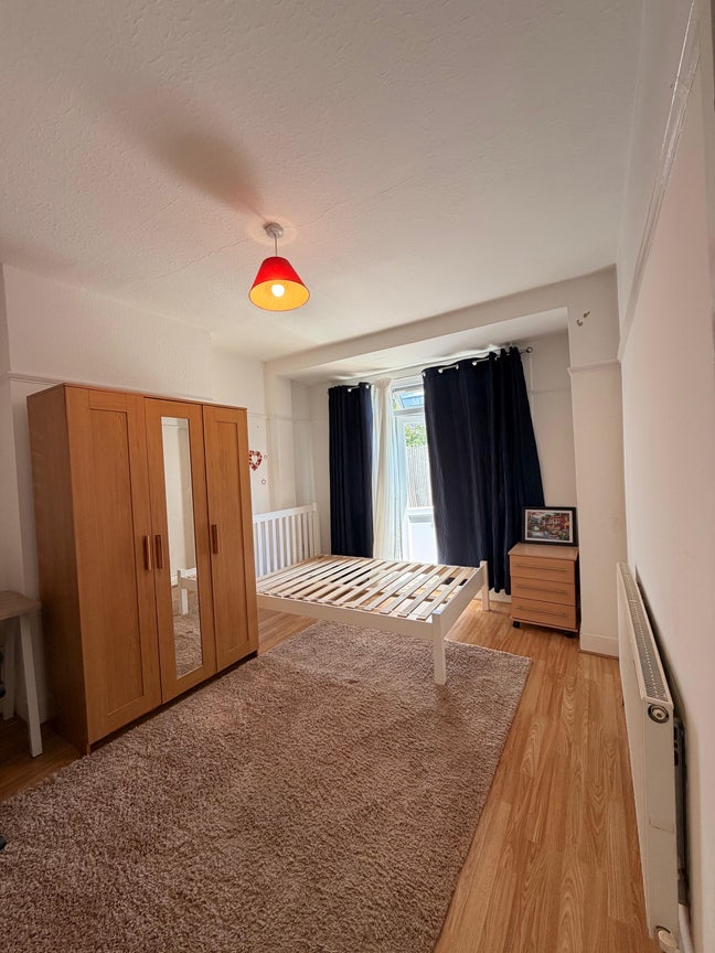 1 Double Room Available – Furnished Main Photo