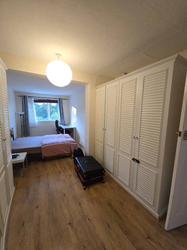 Bright, spacious Master bedroom for single person Main Photo