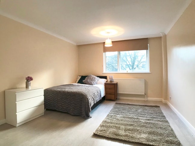 Spacious Double Room in a Beautiful House Share  Main Photo
