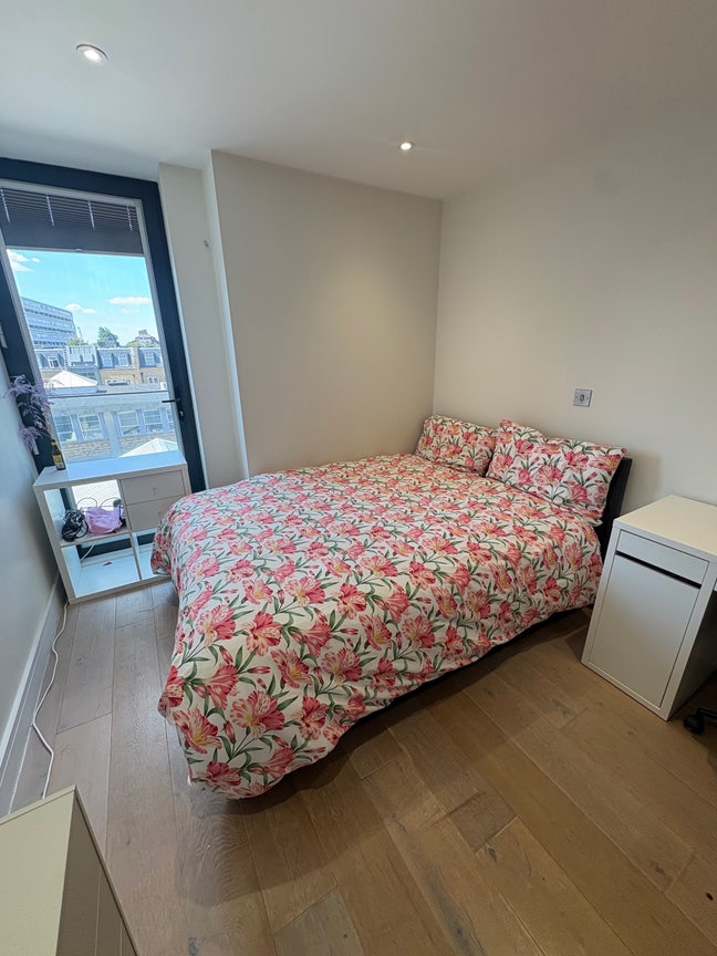 Spacious Double Room with Private Bathroom  Main Photo