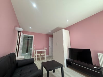 Cosy Room with private En-suite Available Now  Main Photo