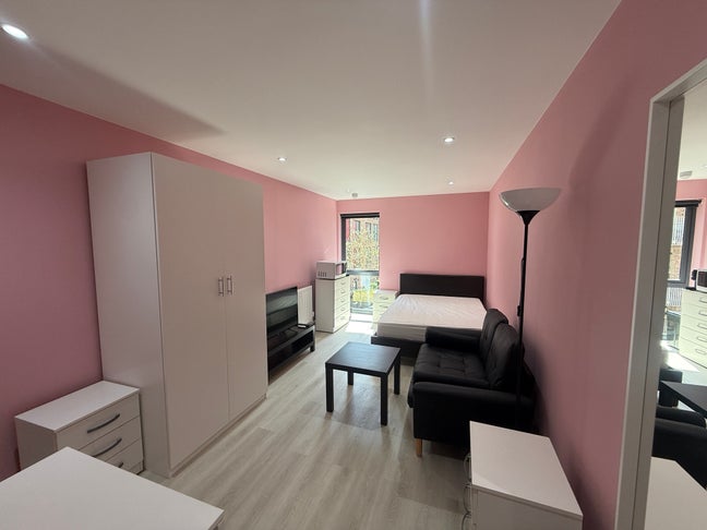 Cosy Room with private En-suite Available Now  Main Photo