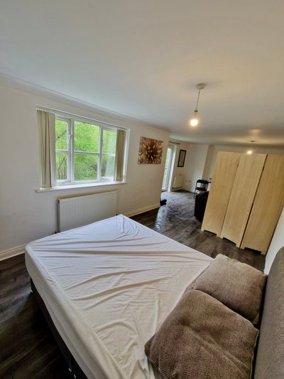 Large Double Room to let, Medbourne  Main Photo