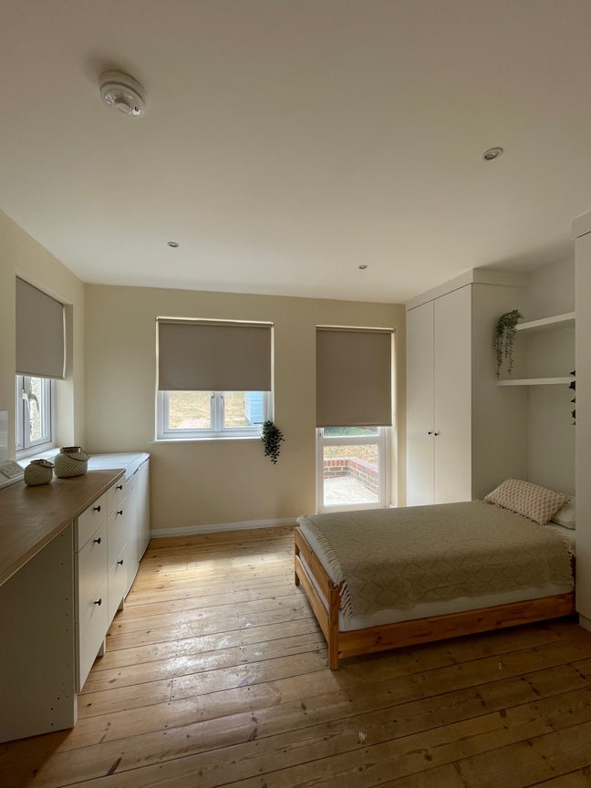 Newly renovated large en-suite room to rent. Main Photo