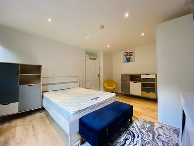 🛌 Very Large Ensuite🚿📍Walk 2 Tube ☀️ Private Patio Main Photo