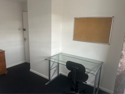 Double & single room in a student let  Main Photo