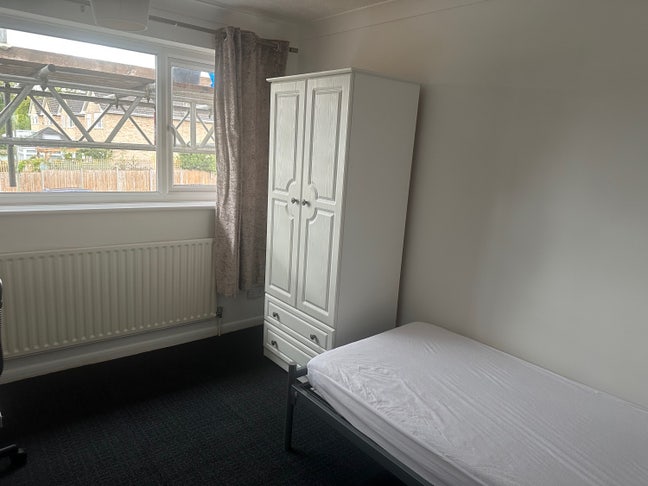 Double & single room in a student let  Main Photo