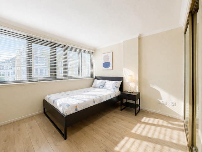 Large Two Bedrooms Flat in Earls Court for Short  Main Photo