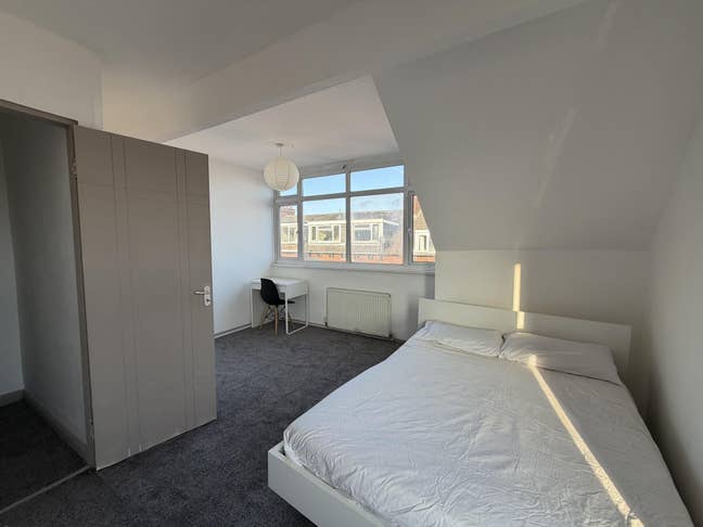Spacious 3-Bed Home (Bills Included) Main Photo