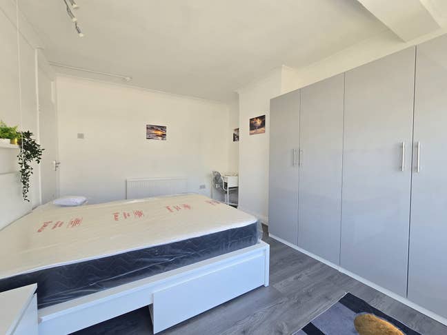 Refurbished 2 Bed Flat in Redbridge Main Photo
