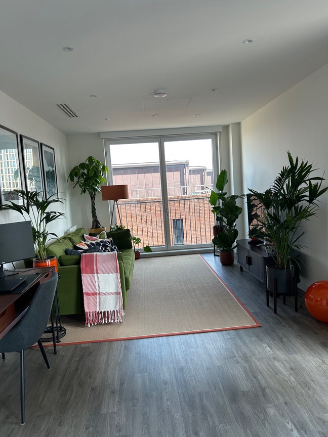 Double Room with bathroom in brand new apt in Anc  Main Photo