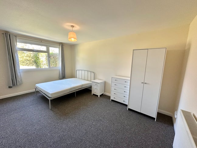 Newly Refurbished Large Double Room Main Photo