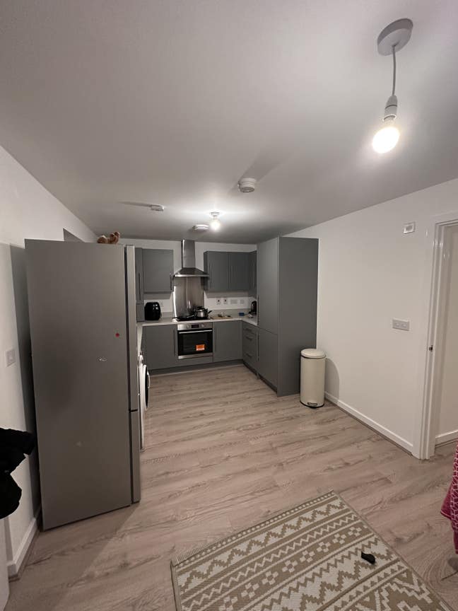 Big room to rent with ensuite- new build Main Photo
