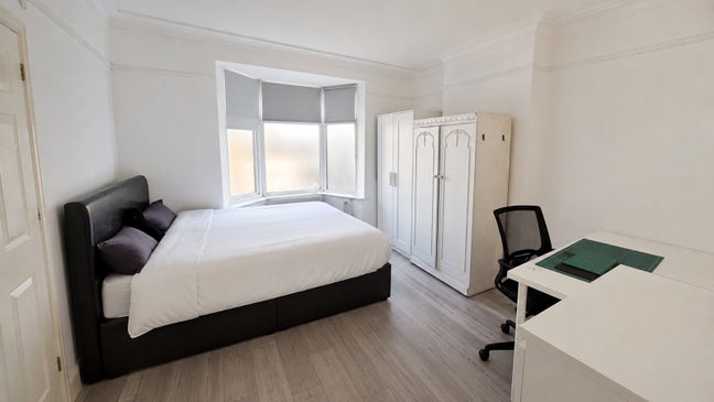 Spacious room  furnished near Middlesex university Main Photo