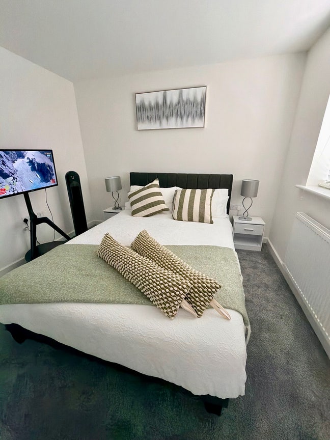 Spacious En-Suite Room With With King Size Bed  Main Photo
