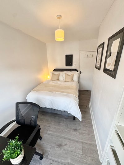 Bright Double Room | 10 mins to East Croydon Main Photo