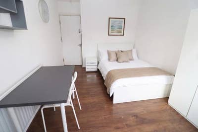 Stunning Large Rooms in Esclusive Area! E14 Main Photo