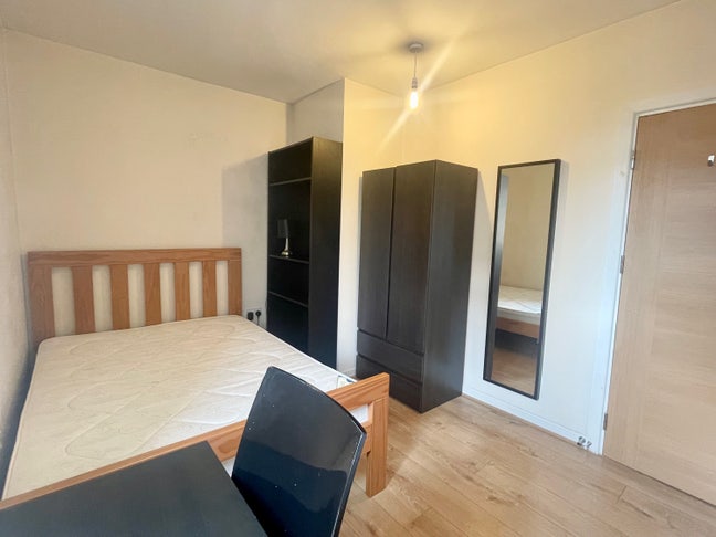 New - Double Bedroom close to City Centre Main Photo