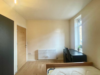 New - Double Bedroom close to City Centre Main Photo