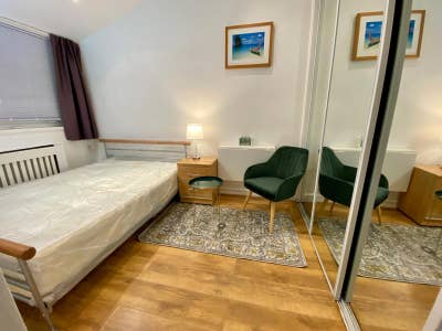 Medium Double Room Available – SW2 3QN Main Photo