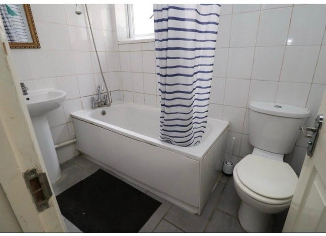 Double room available  2girls, 2 boys ,couple, fam Main Photo