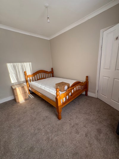 Bright double room in newly refurbished house 🐶 Main Photo