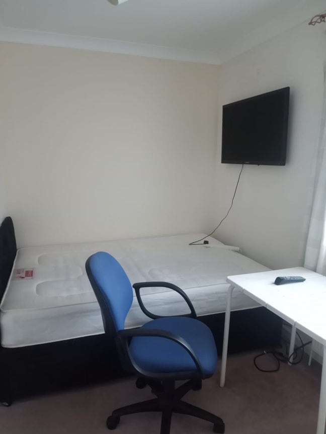 Lovely Bedsit Room Colindale Mill Hill 10mins walk Main Photo