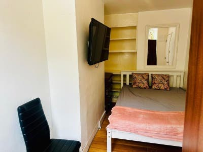 Cheap 3 Double Rooms in Sw (8) Main Photo
