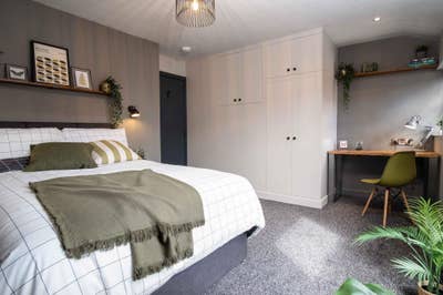 Spacious Room in High-Spec House Main Photo