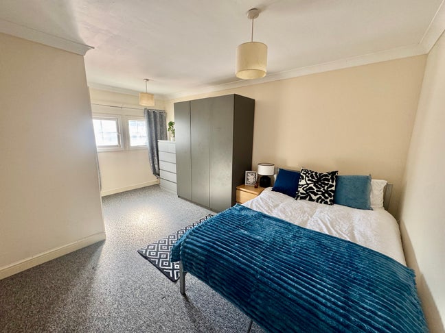 Lovely Double Room close to Hospital / Town centre Main Photo