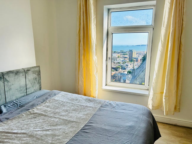 Bright Room with Stunning City Centre Views Main Photo