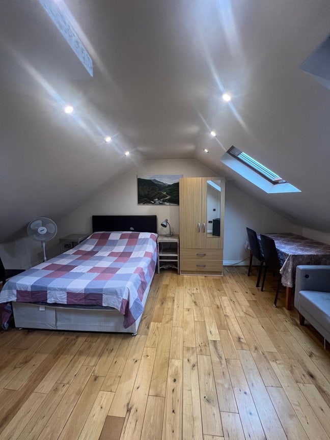 En-suite with private shower and bathroom  Main Photo