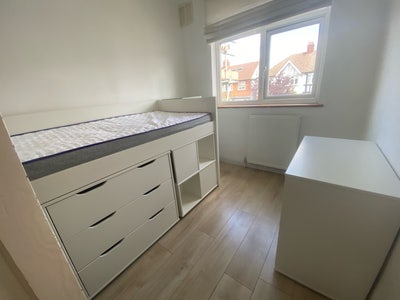 Lovely Single in Wimbledon  Main Photo