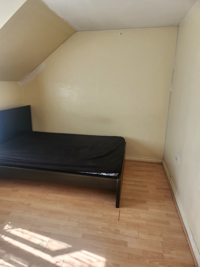 Large Furnished Double Room Available Now Main Photo