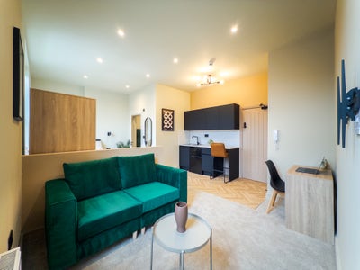 Premium en-suite, kitchenette & living room Main Photo