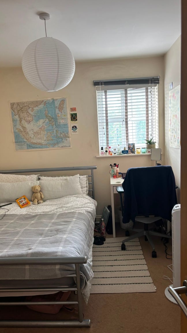 Double room in friendly female house share  Main Photo