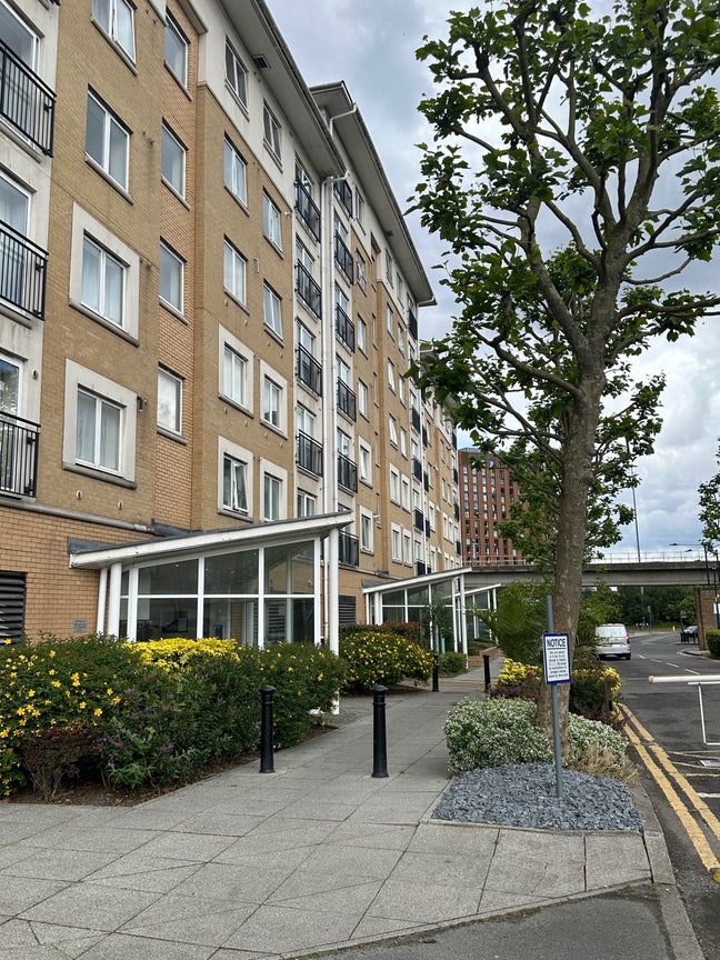 Spacious 2 Bed Flat  - 10mins to Canary Wharf E14 Main Photo