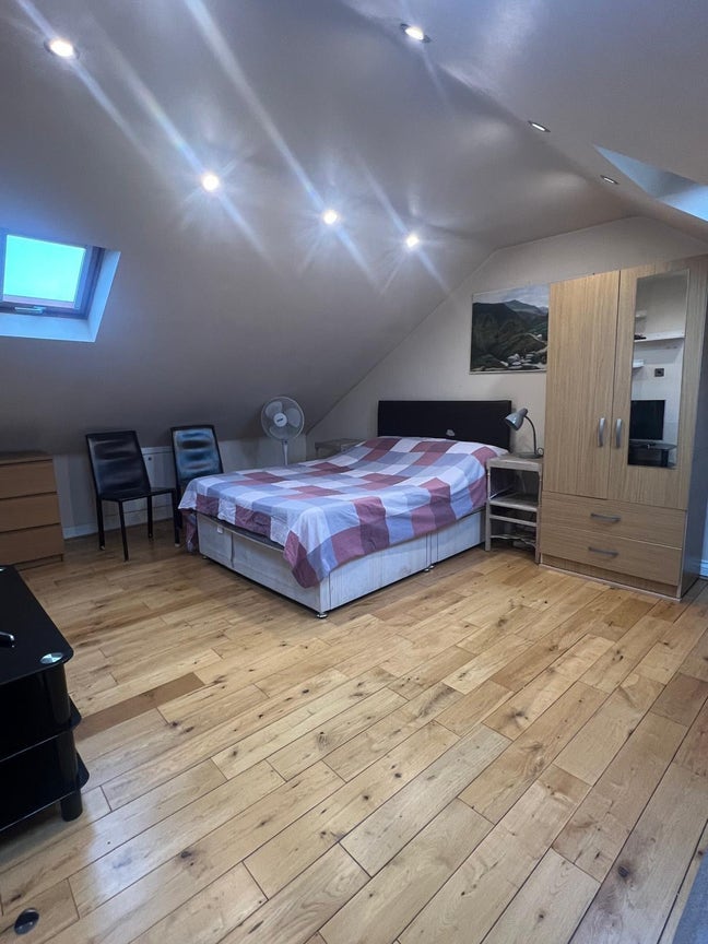 En- suite with private bathroom and toilet Main Photo