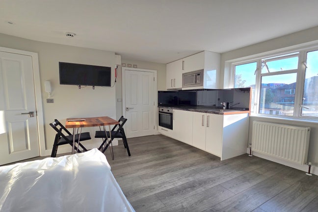Spacious self contained Studio- Bills Inc - W3 Main Photo