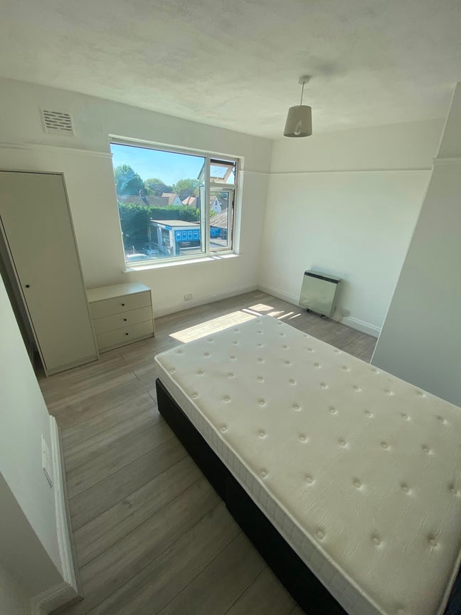 ✨ Newly Refurbished Double Room in Ickenham Main Photo