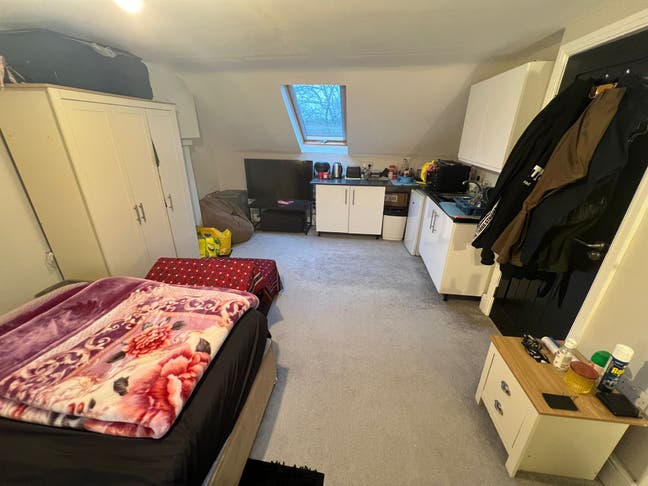 Super large studio ensuite- recently refurbished  Main Photo