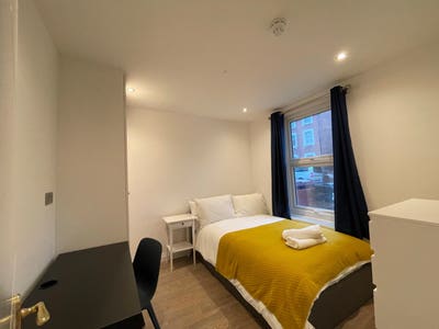 Modern room town centre Main Photo