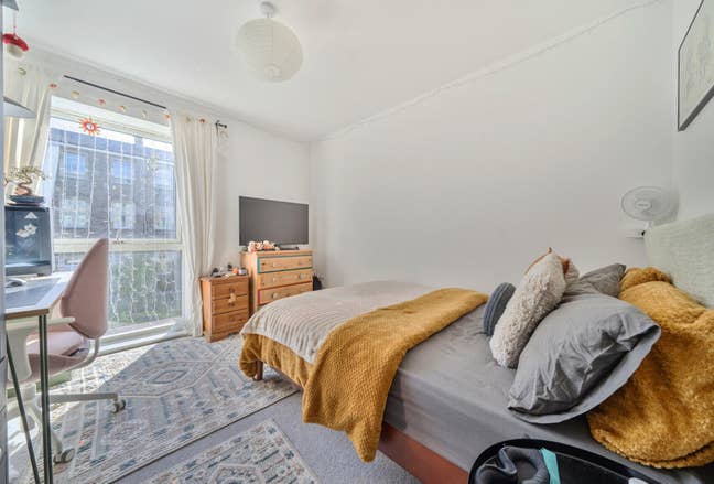Peaceful Ensuite Double Room with Cleaner Main Photo
