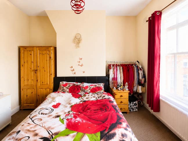 Spacious Double Room in the Heart of Sale – 2 mins Main Photo