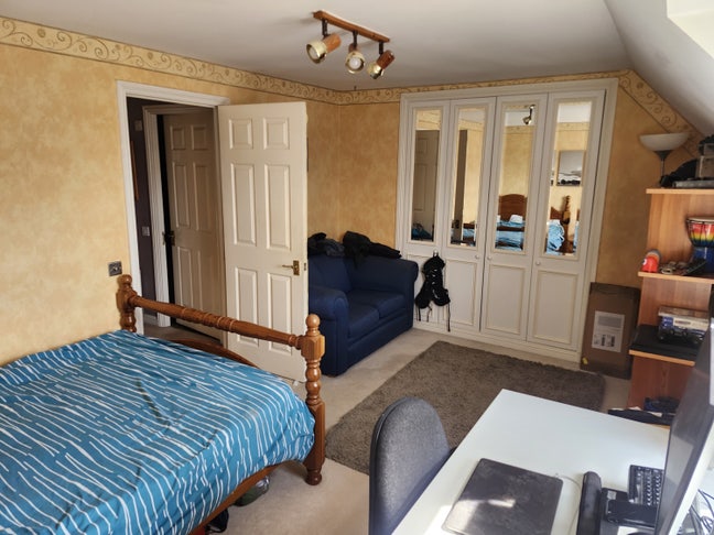 Double Room in a clean professional 3 Storey House Main Photo