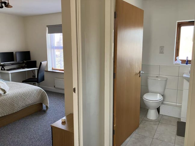 A double room walking distance to train station Main Photo